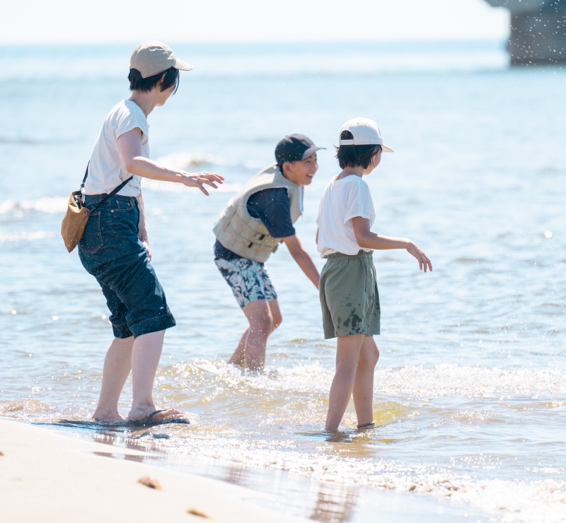 海辺で楽しむ親子